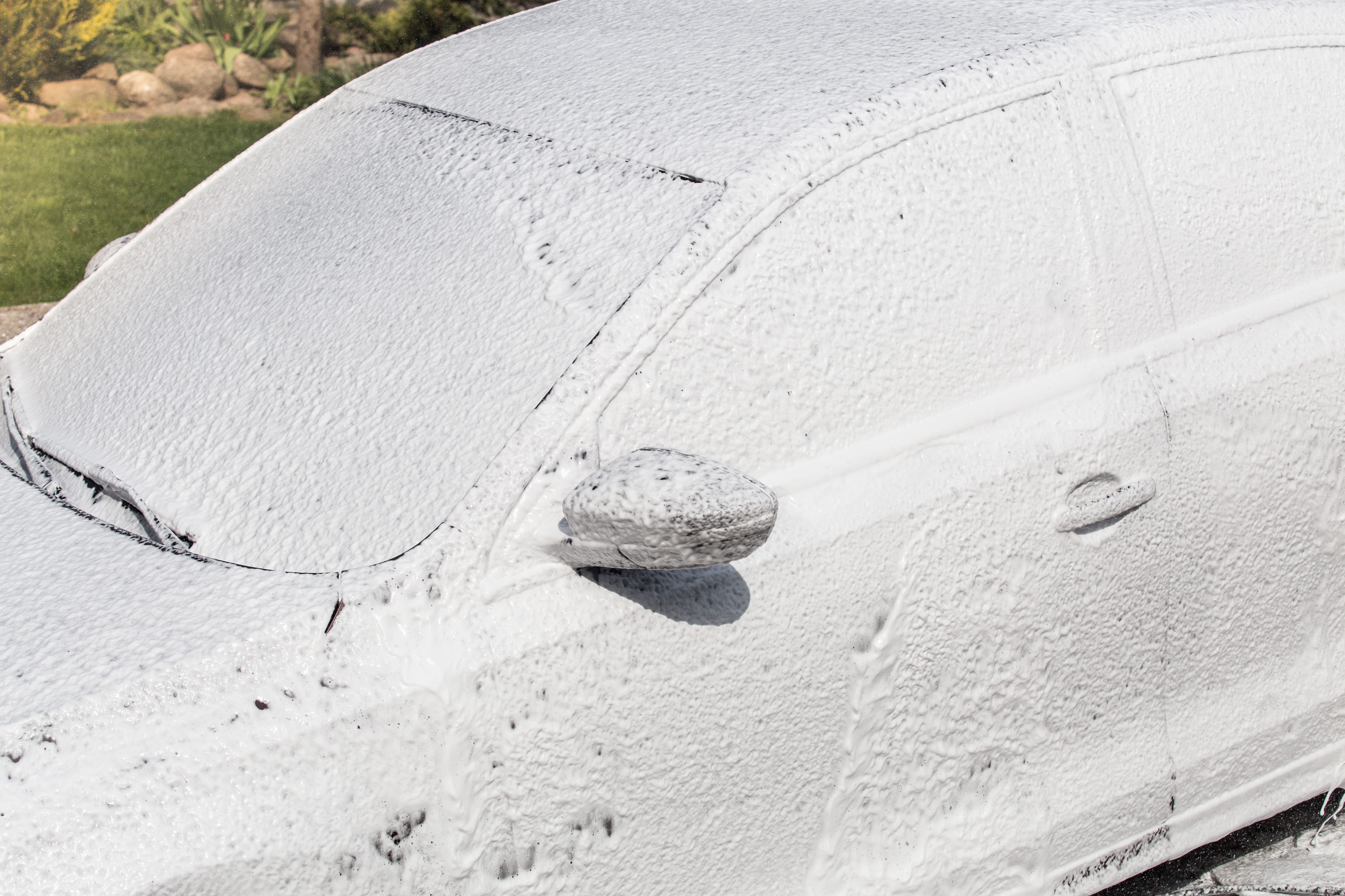 Scented alkaline detergent for the foaming washing of vehicles